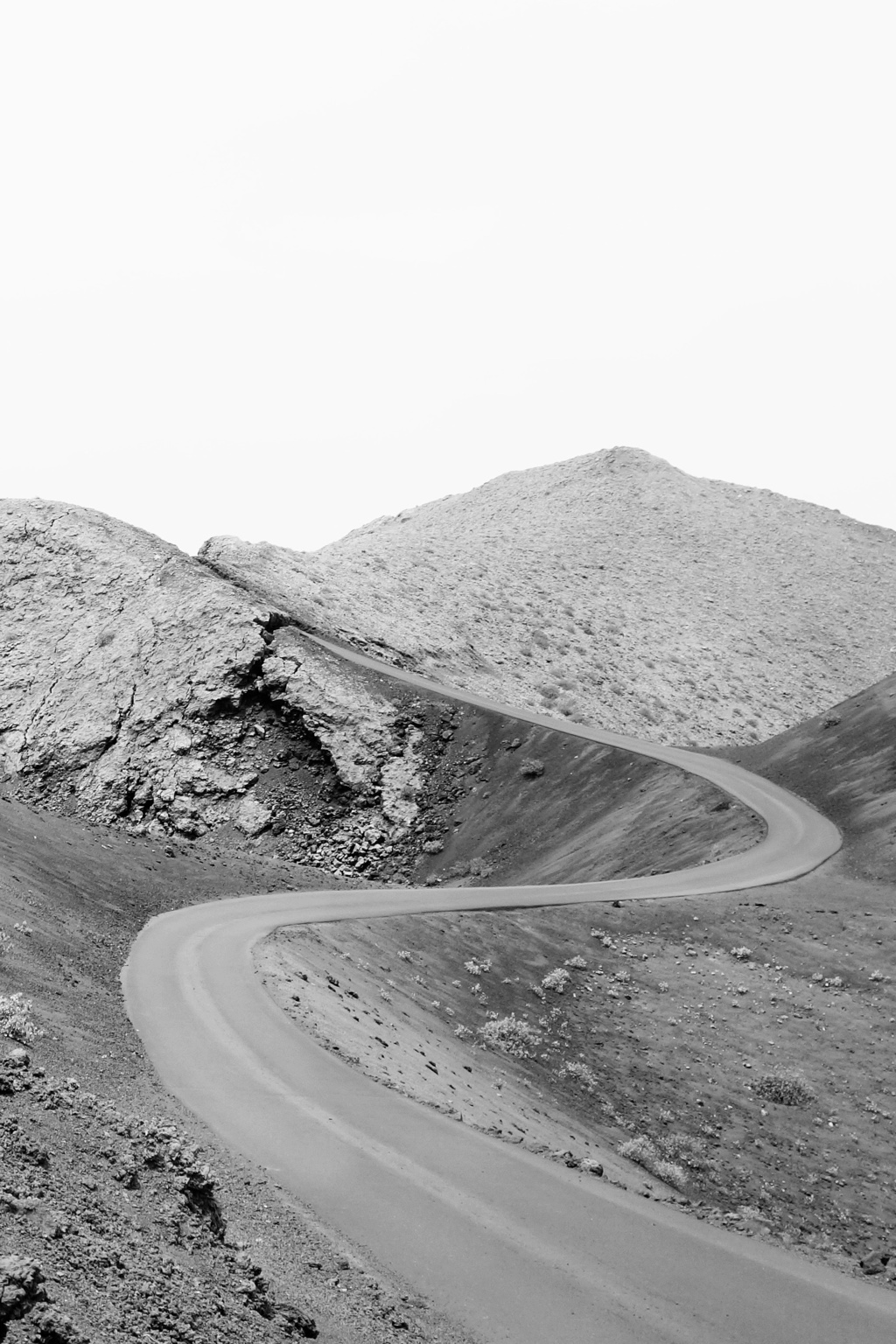 Straße in karger Landschaft
